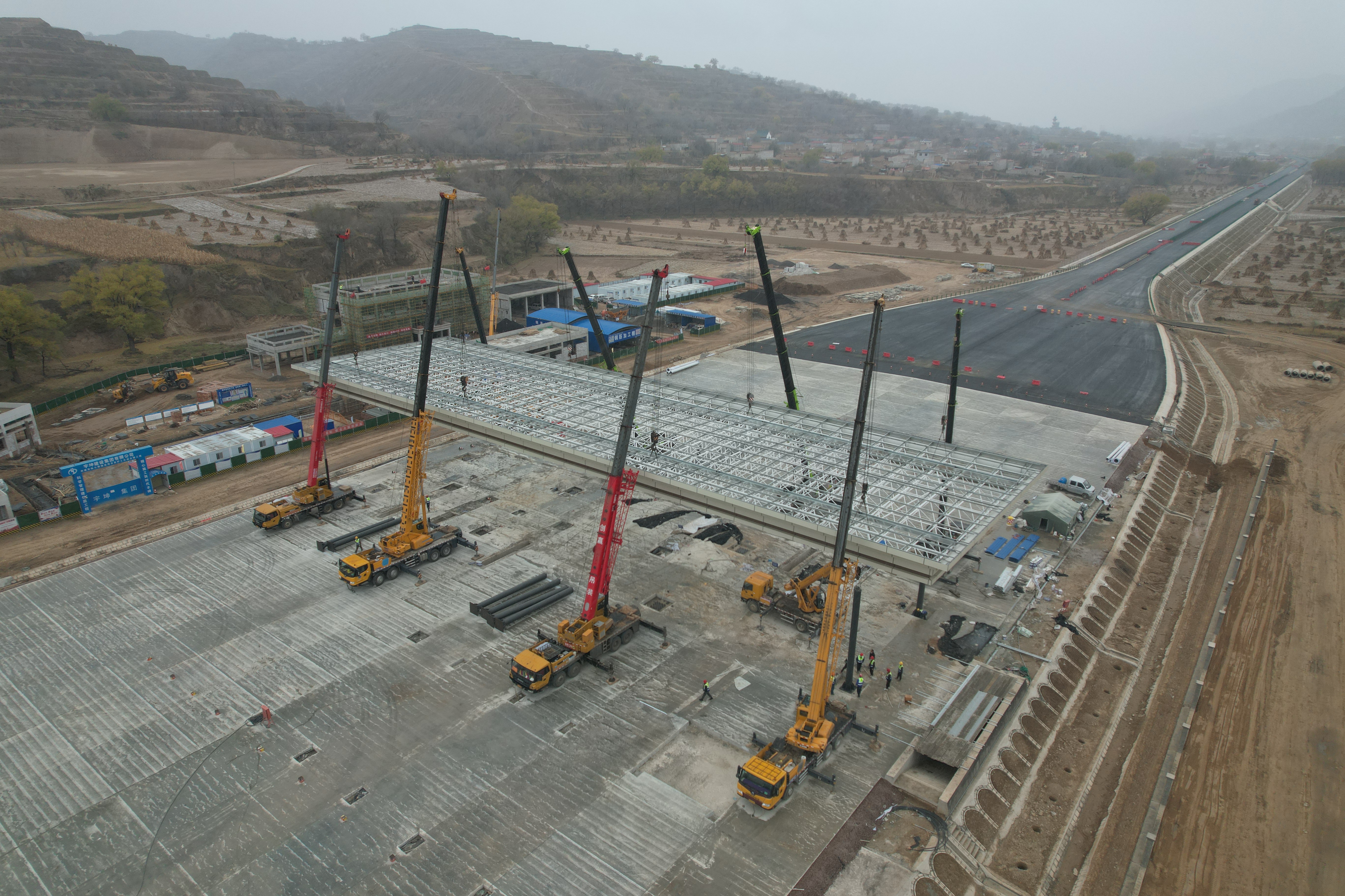 安臨公路建設項目主線收費站收費大棚吊裝作業(yè)順利完成1(1).jpg