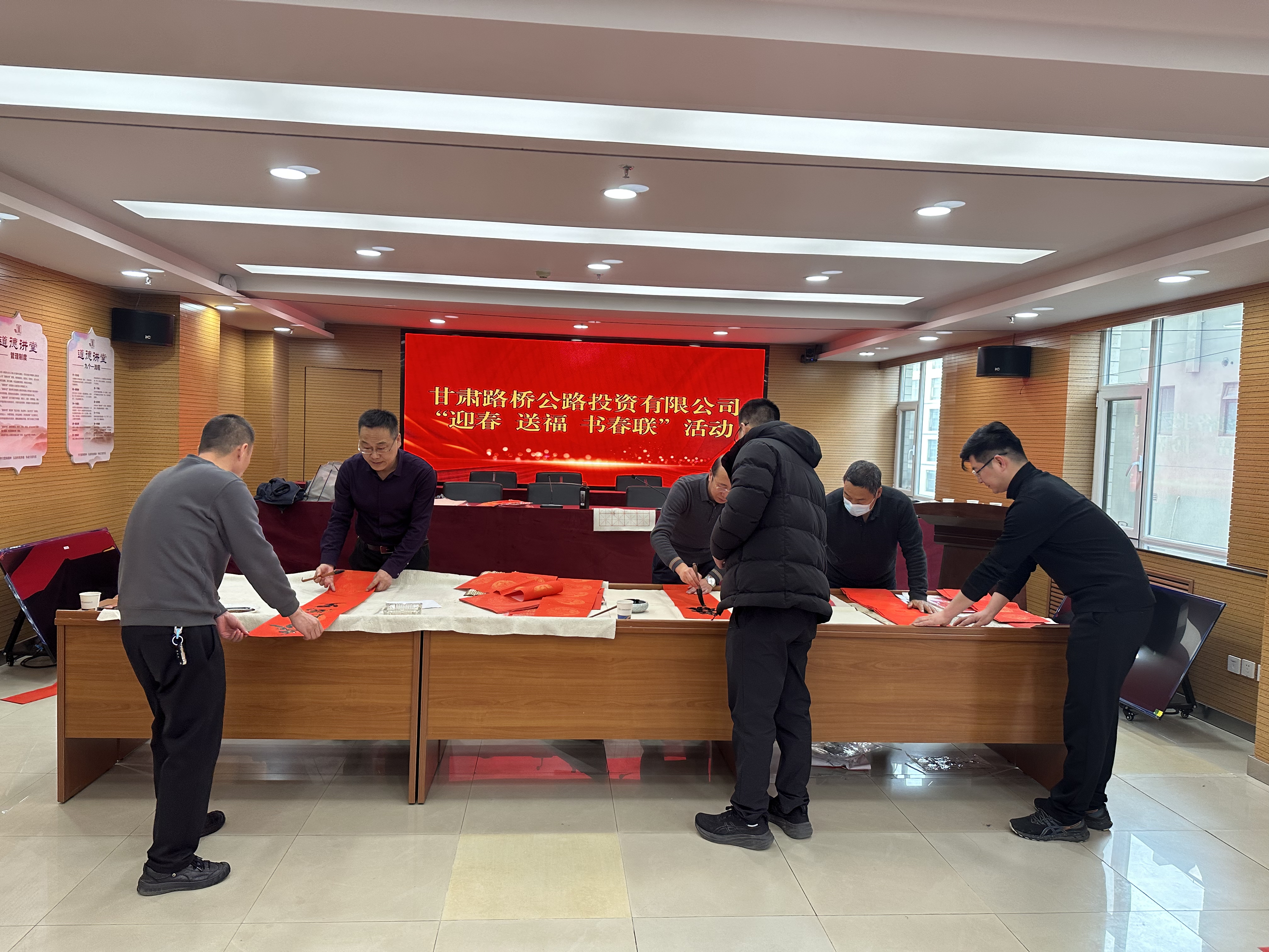 寫對聯(lián)、送祝福照片(1)(1).jpg