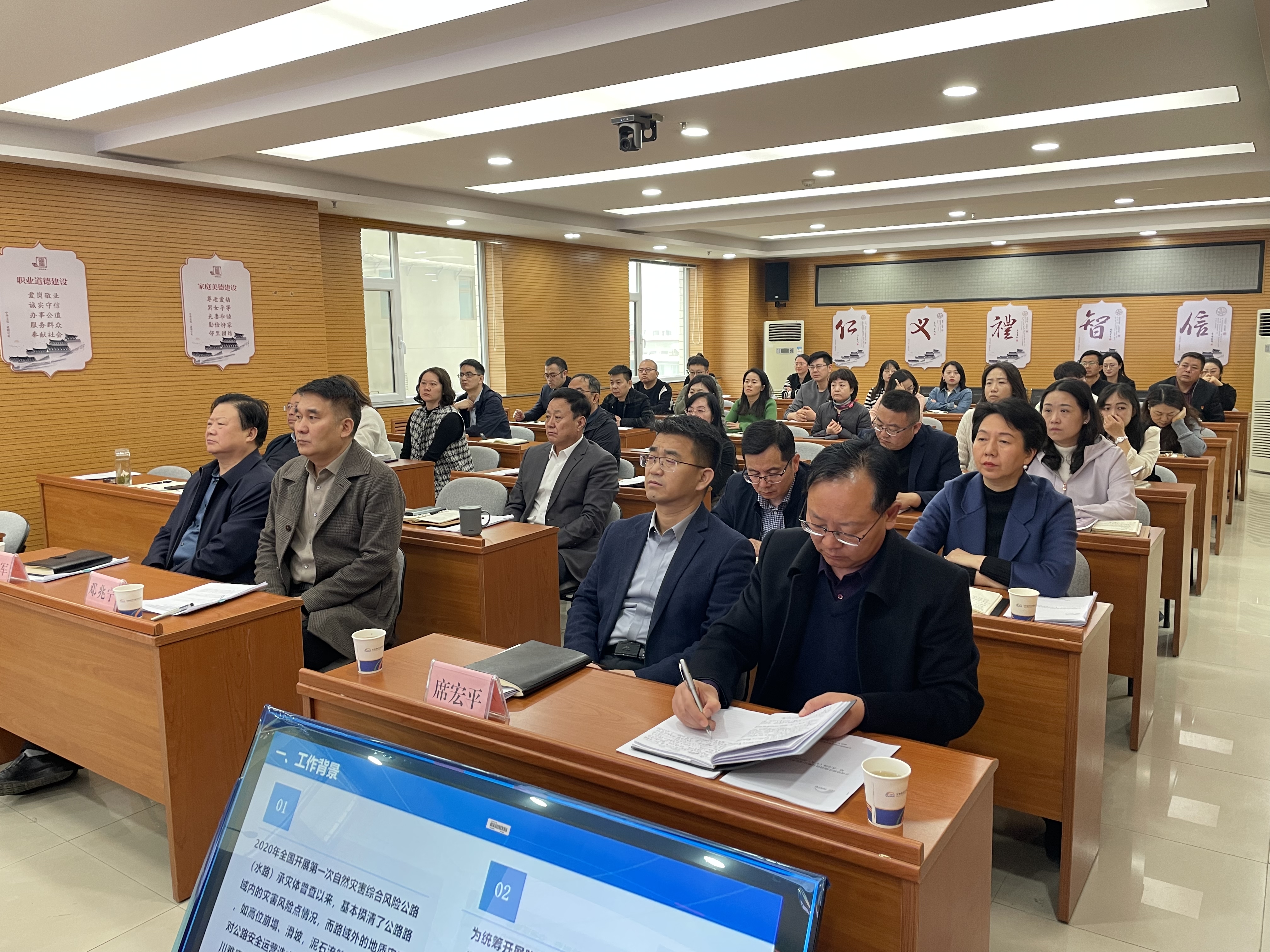 路橋投資公司組織開展2025年汛期公路災(zāi)害風(fēng)險(xiǎn)隱患排查專題培訓(xùn)會（照片1）.jpg