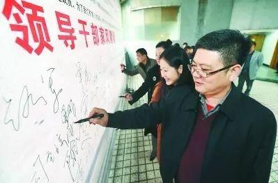 保時(shí)捷女車(chē)主一巴掌,童所長(zhǎng)被免職,被“坑”的丈夫冤不冤?